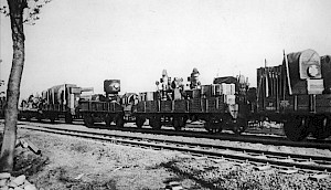 Фотография  эшелона с эвакуированным оборудованием 4-го ГПЗ. 1941 год.